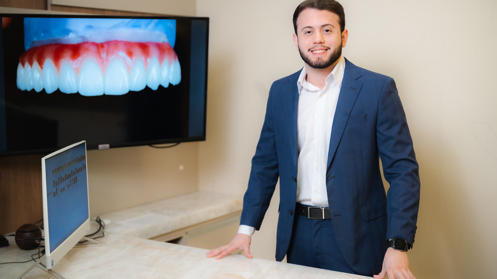 Dr. Emerson no planejamento digital do sorriso na Oral Unic Dourados