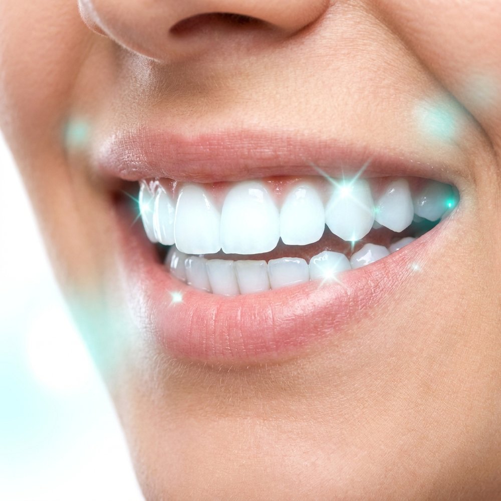 Sorriso com dentes brancos brilhantes após clareamento
